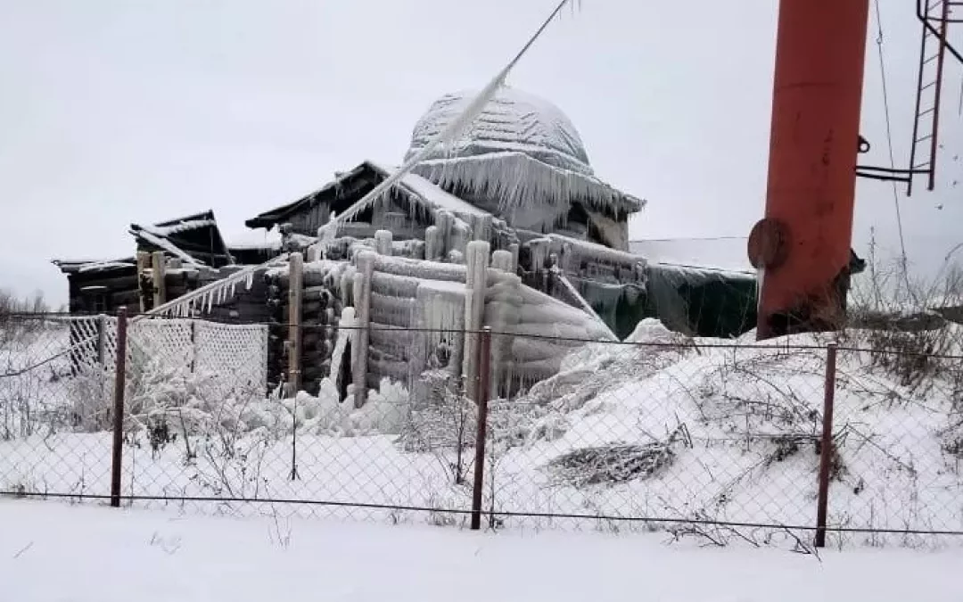 Старинный храм в Алтайском крае покрылся льдом и может рухнуть в любой момент