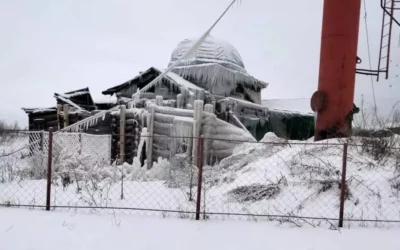 Старинный храм в Алтайском крае покрылся льдом и может рухнуть в любой момент